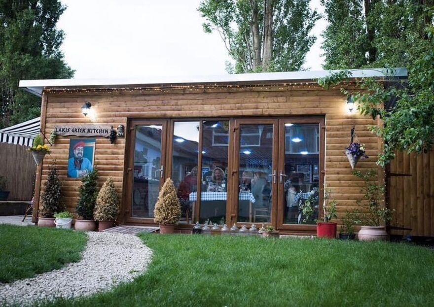 Αγγλία: Έφτιαξε ελληνική ταβέρνα στον κήπο του για να τιμήσει τον πατέρα του και δωρίζει τις εισπράξεις σε φιλανθρωπίες