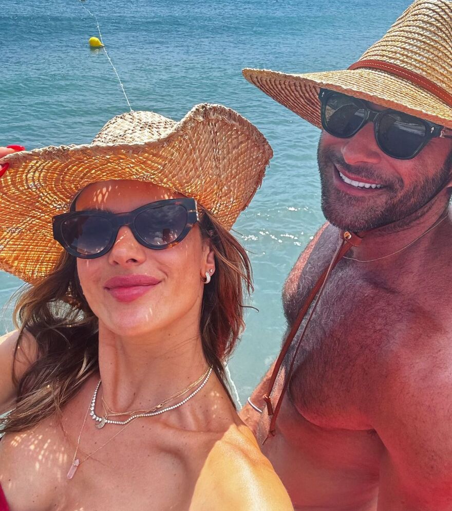 Αλεσάντρα Αμπρόσιο: Κάνει διακοπές στην Ίμπιζα - Το αγαπημένο μου μέρος, γράφει