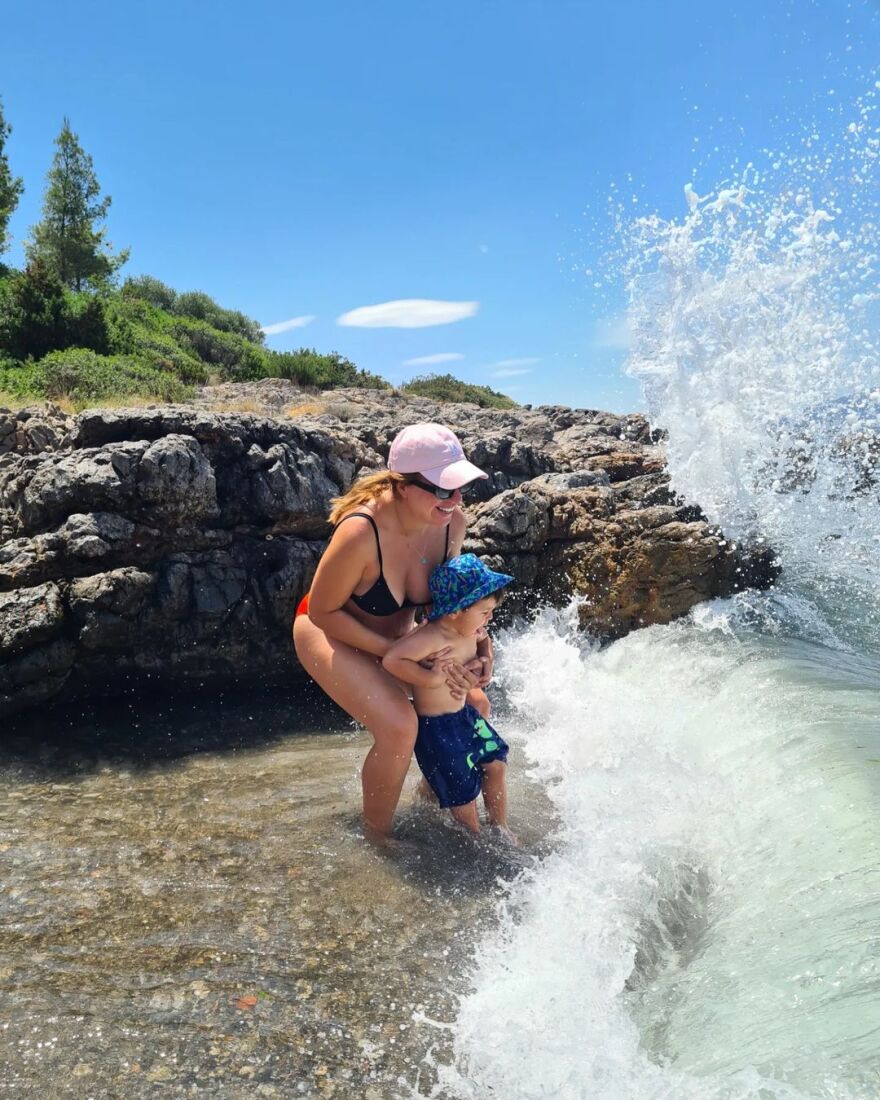 Μελίνα Μακρή: Η τραγουδίστρια απολαμβάνει το καλοκαίρι με τον γιο της