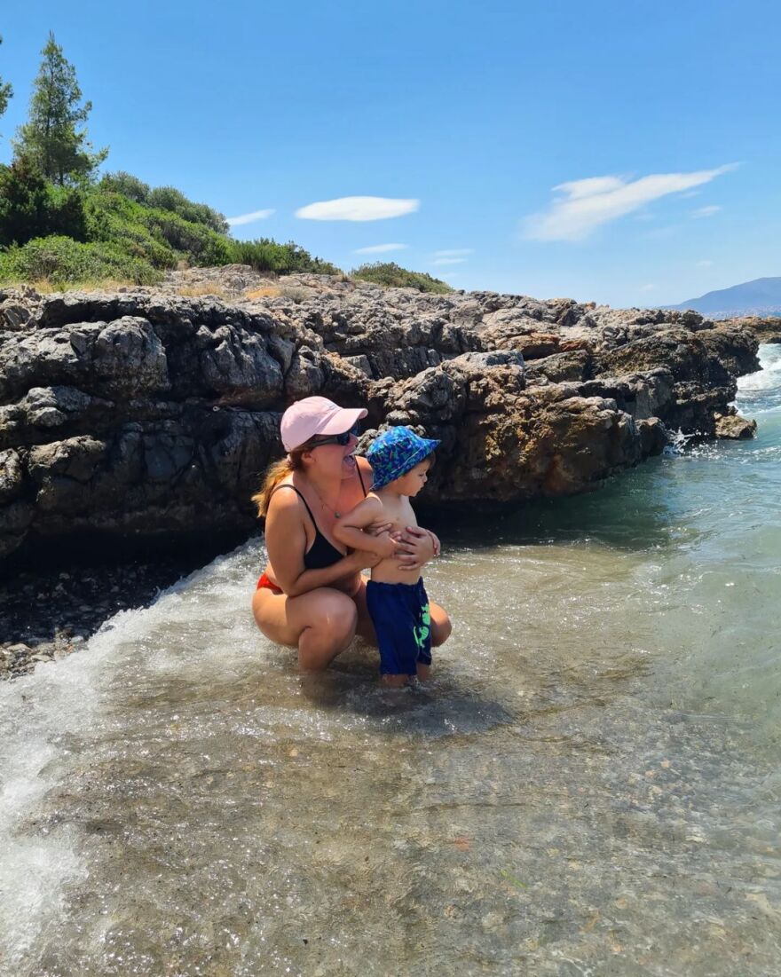 Μελίνα Μακρή: Η τραγουδίστρια απολαμβάνει το καλοκαίρι με τον γιο της