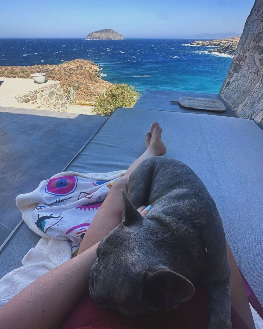 Δανάη Μπάρκα: Κάνει διακοπές στη Σέριφο - Το νησί όλα τα γιατρεύει, γράφει