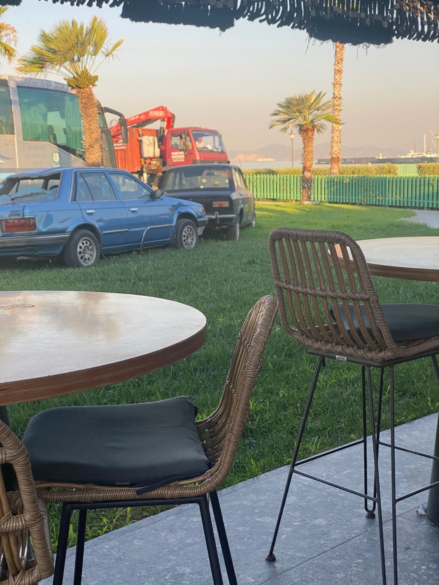 Επιχείρηση «καταστρέψτε τη θέα» στον Άλιμο: Παλιά αυτοκίνητα του δήμου μεταφέρθηκαν μπροστά από παραλιακά μαγαζιά