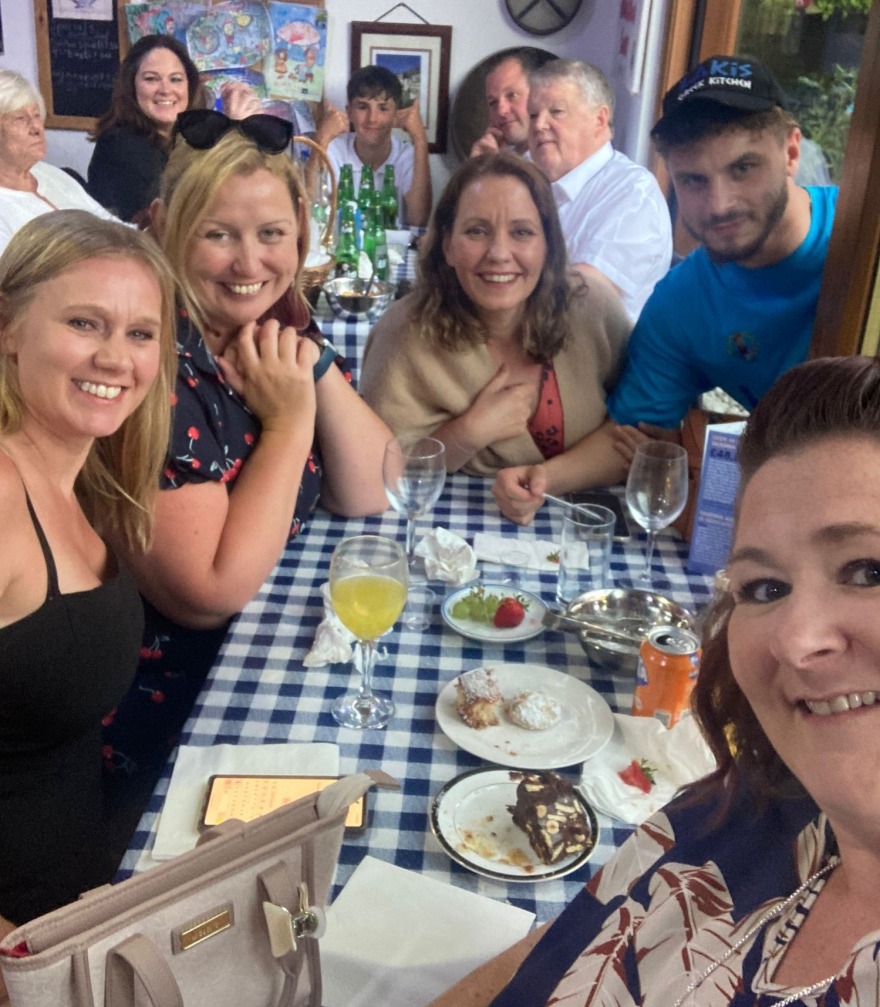 Αγγλία: Έφτιαξε ελληνική ταβέρνα στον κήπο του για να τιμήσει τον πατέρα του και δωρίζει τις εισπράξεις σε φιλανθρωπίες