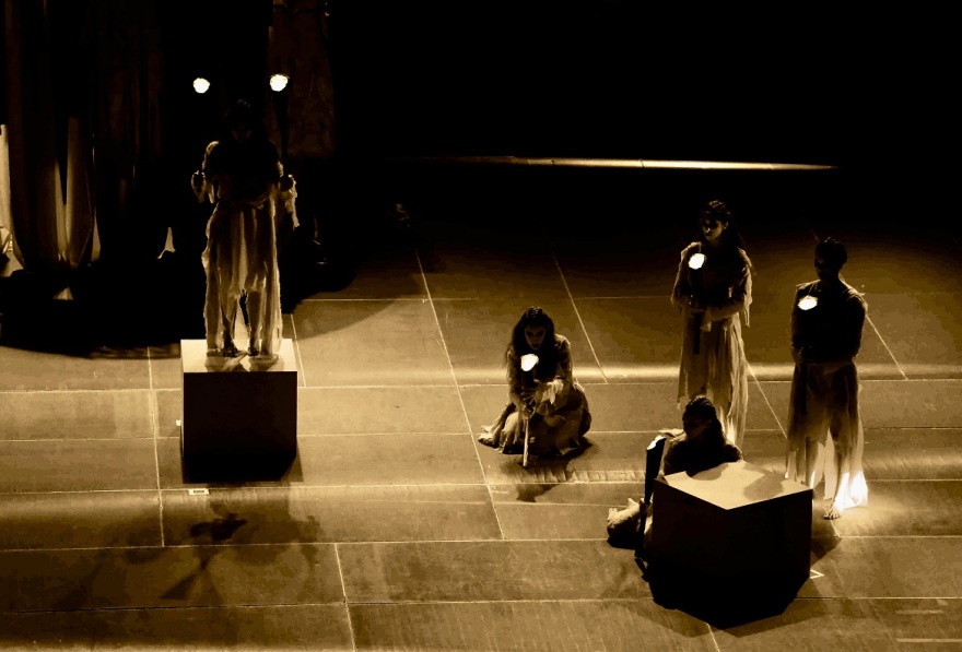 Six Women in Greek Tragedy: Συνεχίζεται μέχρι τέλος Αυγούστου η παράσταση στη «σκιά» της Ακρόπολης 
