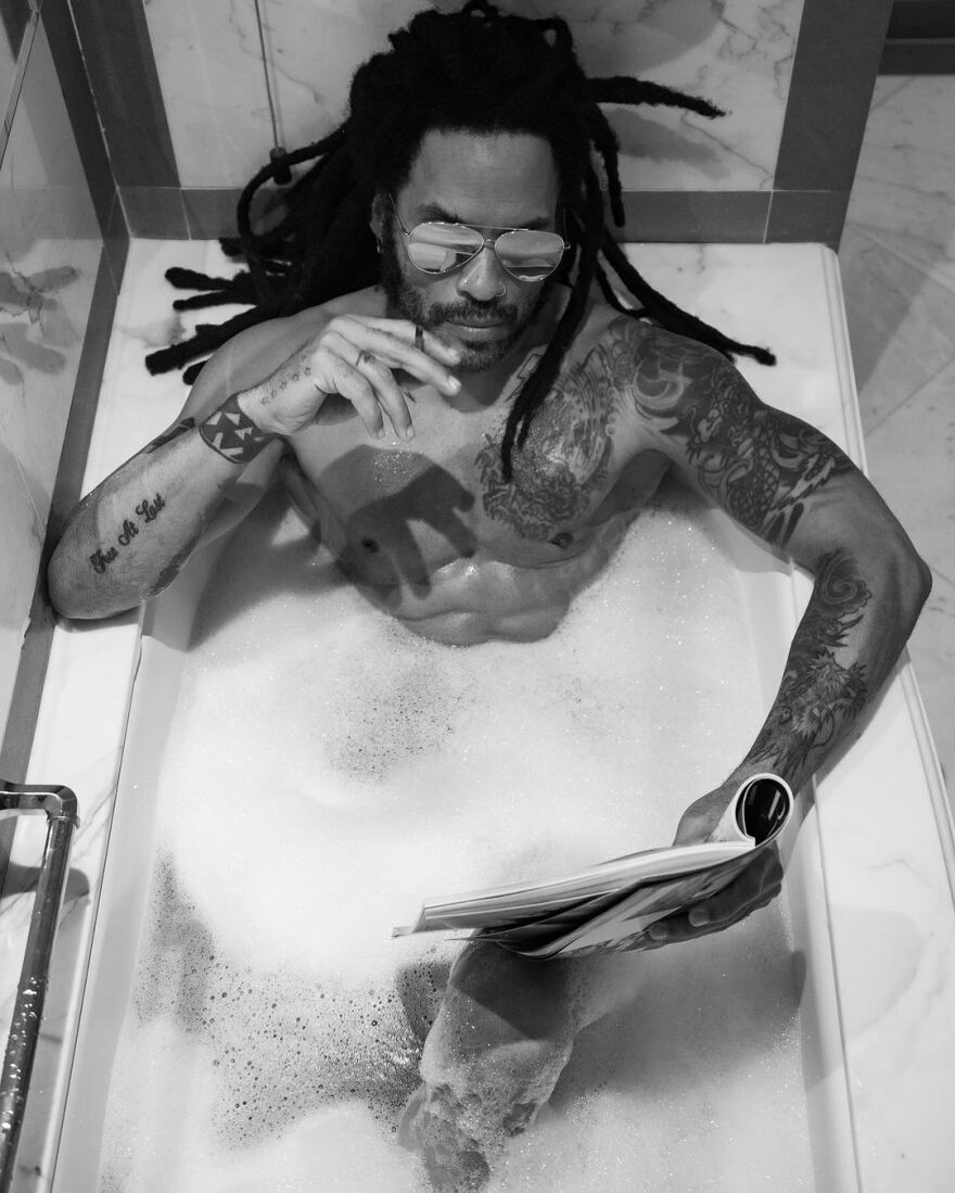 Λένι Κράβιτς: Ποζάρει χαλαρώνοντας στην μπανιέρα