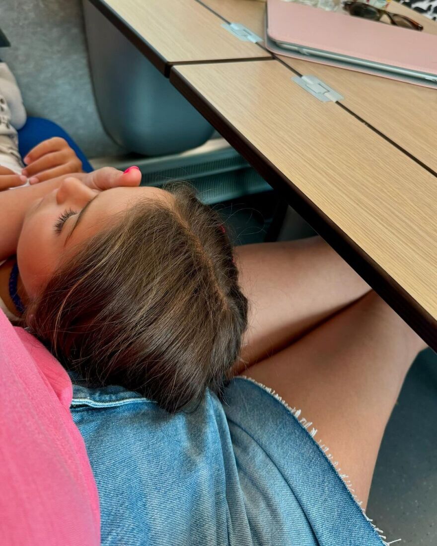 Δέσποινα Καμπούρη: Ταξίδεψε με τρένο στη Θεσσαλονίκη - Το χέρι μου πήγε αυτόματα στο τελευταίο βαγόνι για θέσεις, γράφει