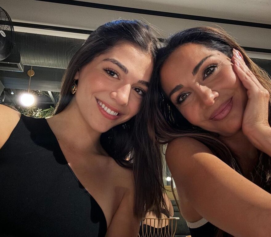 Δέσποινα Βανδή: Οι φωτογραφίες με τη Μελίνα Νικολαΐδη - Χαλαρώνω με το κοριτσάκι μου, γράφει η τραγουδίστρια