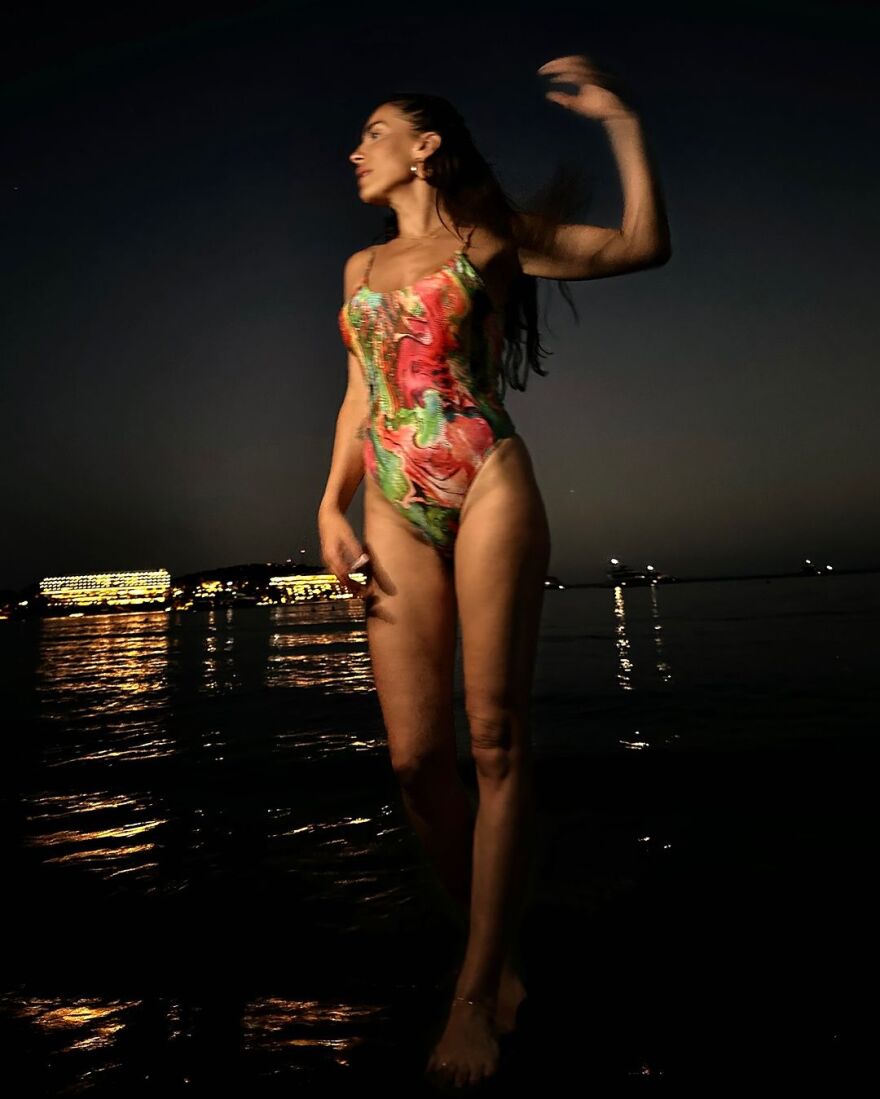 Χριστίνα Κολέτσα: Η τραγουδίστρια έκανε βραδινό μπάνιο στη θάλασσα 