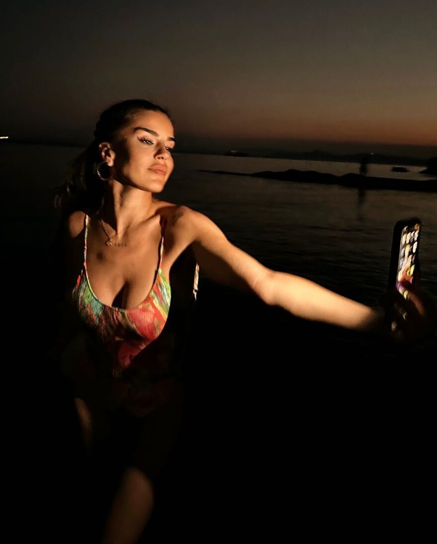 Χριστίνα Κολέτσα: Η τραγουδίστρια έκανε βραδινό μπάνιο στη θάλασσα 