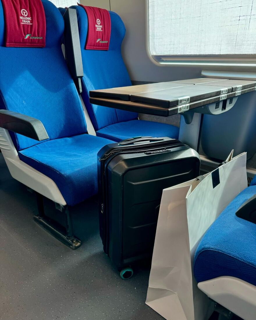 Δέσποινα Καμπούρη: Ταξίδεψε με τρένο στη Θεσσαλονίκη - Το χέρι μου πήγε αυτόματα στο τελευταίο βαγόνι για θέσεις, γράφει