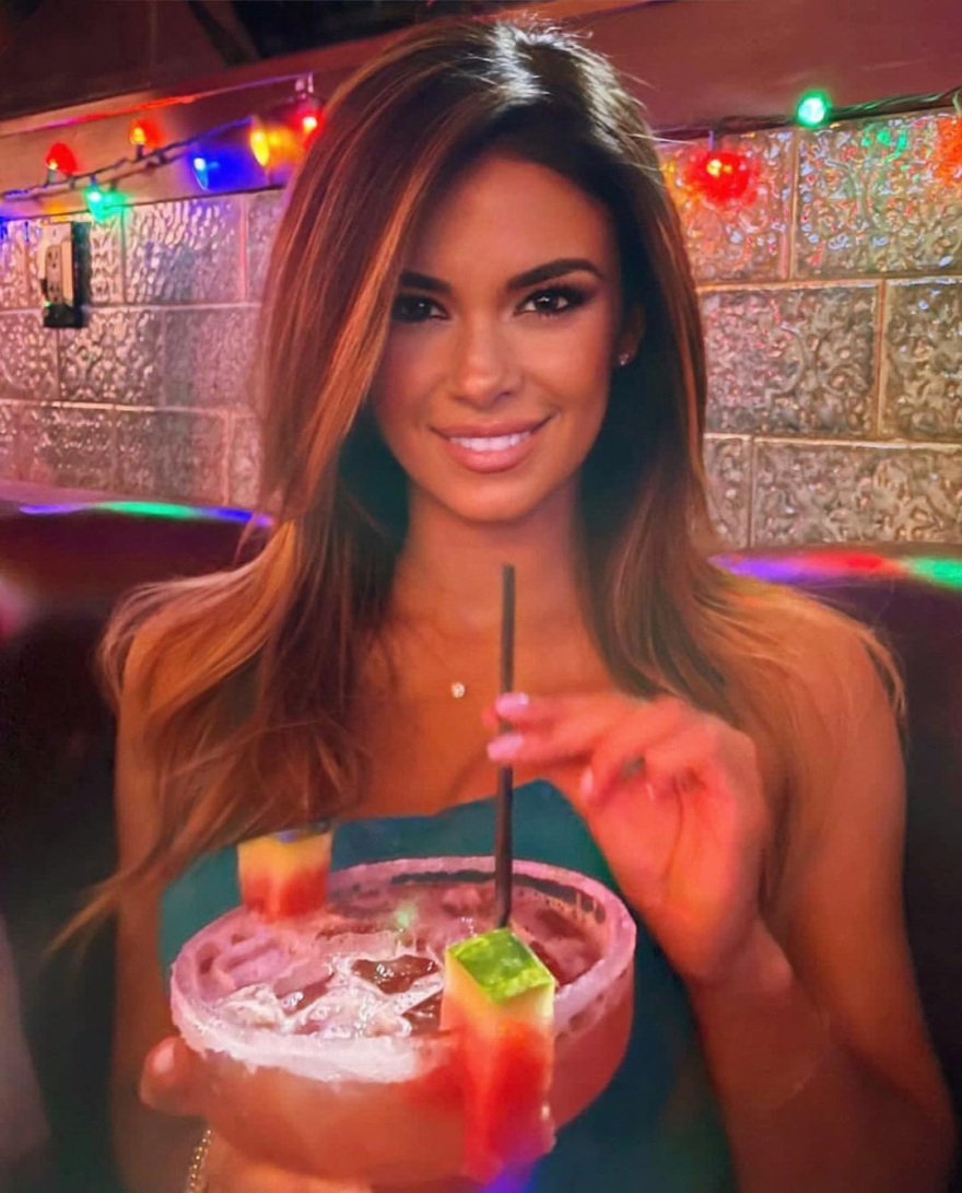 ΗΠΑ: «Παρακαλώ, μπορείτε να με συλλάβετε»; - Αστυνομικίνα στη Φλόριντα κάνει τους άντρες να ζητούν να τους φορέσει χειροπέδες