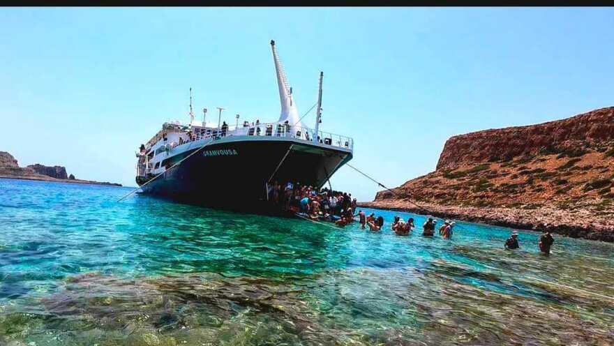 Κρήτη: Απίστευτες εικόνες στον Μπάλο - Βουτάνε μέχρι τον λαιμό από το πλοίο για να φτάσουν στην παραλία