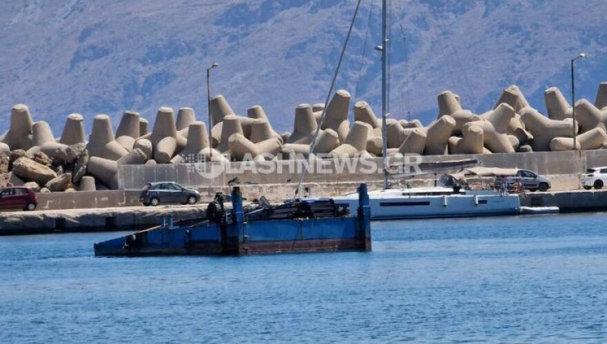 Κρήτη: Απίστευτες εικόνες στον Μπάλο - Βουτάνε μέχρι τον λαιμό από το πλοίο για να φτάσουν στην παραλία