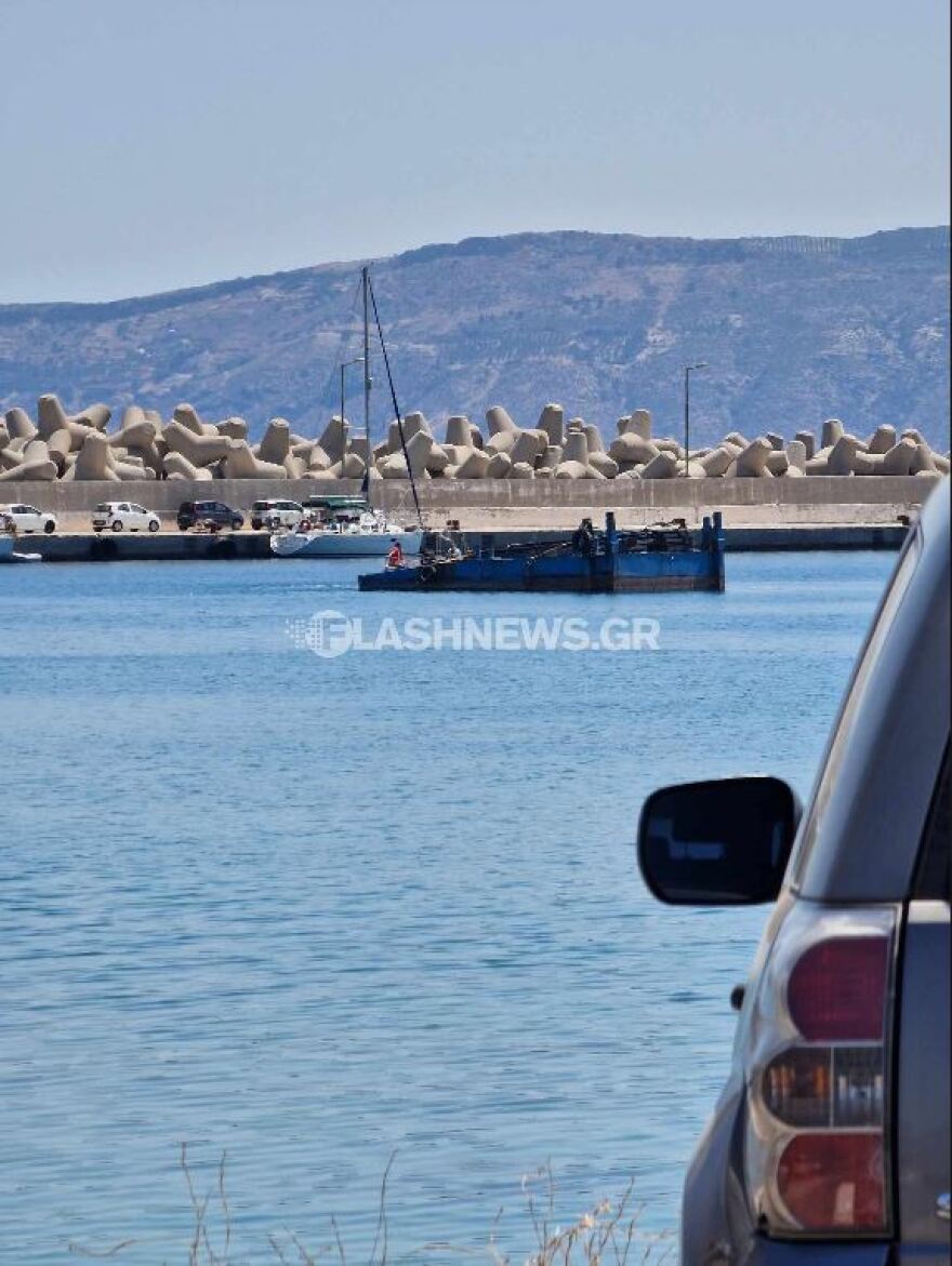 Κρήτη: Απίστευτες εικόνες στον Μπάλο - Βουτάνε μέχρι τον λαιμό από το πλοίο για να φτάσουν στην παραλία