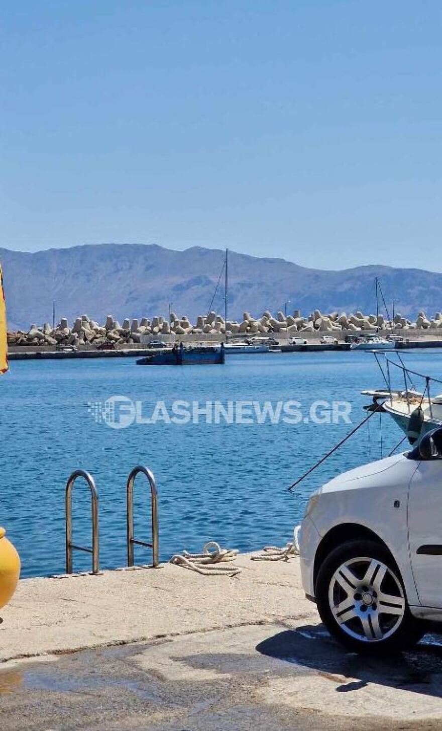 Κρήτη: Απίστευτες εικόνες στον Μπάλο - Βουτάνε μέχρι τον λαιμό από το πλοίο για να φτάσουν στην παραλία