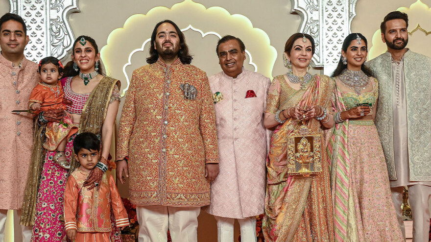 Ινδία: Χλιδή και λαμπεροί σταρ στον γάμο του γιου του μεγιστάνα Αμπάνι - Δείτε φωτογραφίες και βίντεο