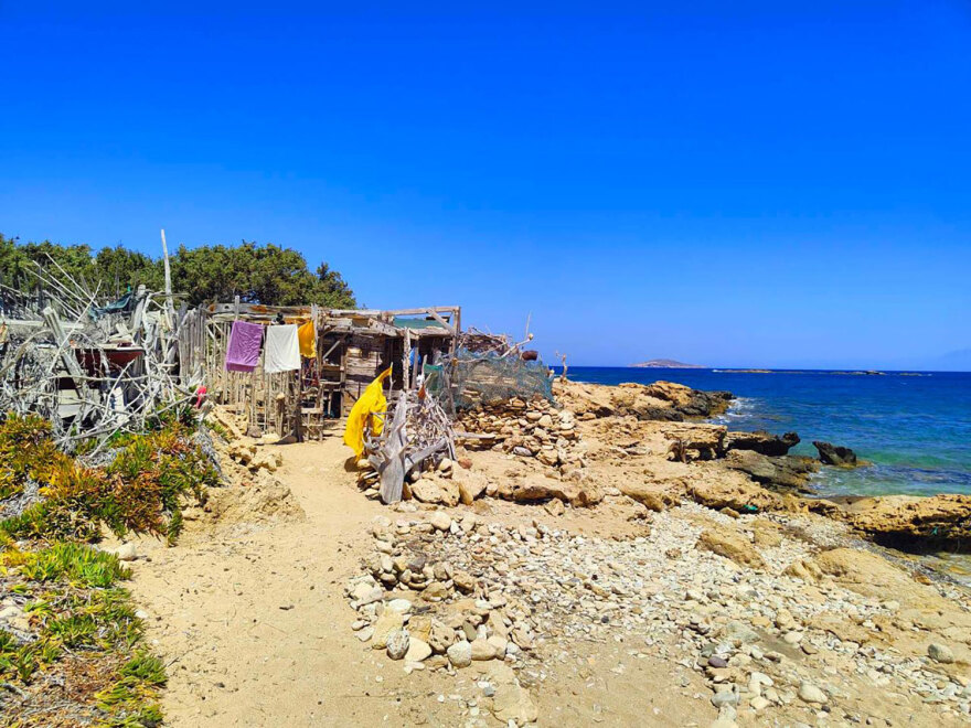 Οι «Survivors» της Γαύδου: Έφτασαν τα ειδοποιητήρια κατεδάφισης για τα δεντρόσπιτά τους