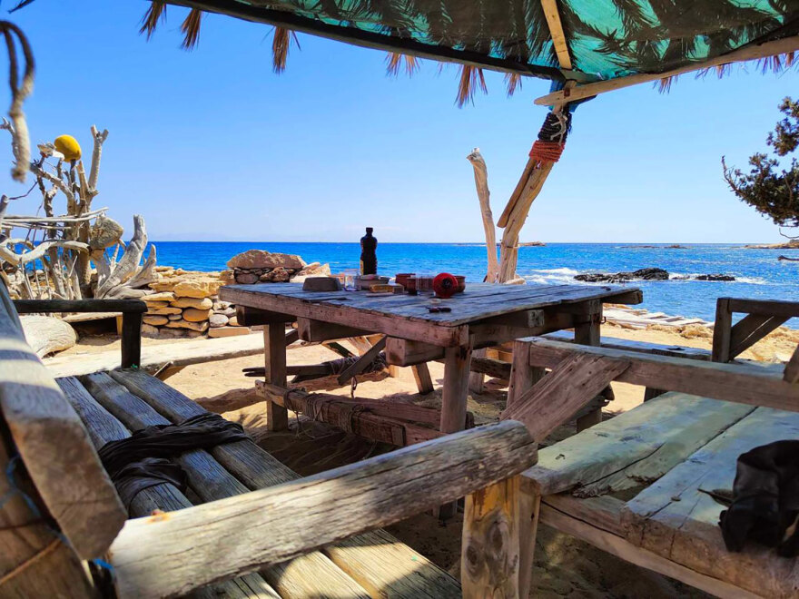 Οι «Survivors» της Γαύδου: Έφτασαν τα ειδοποιητήρια κατεδάφισης για τα δεντρόσπιτά τους