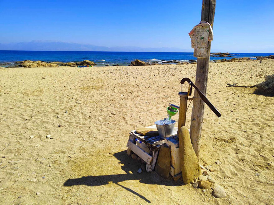 Οι «Survivors» της Γαύδου: Έφτασαν τα ειδοποιητήρια κατεδάφισης για τα δεντρόσπιτά τους