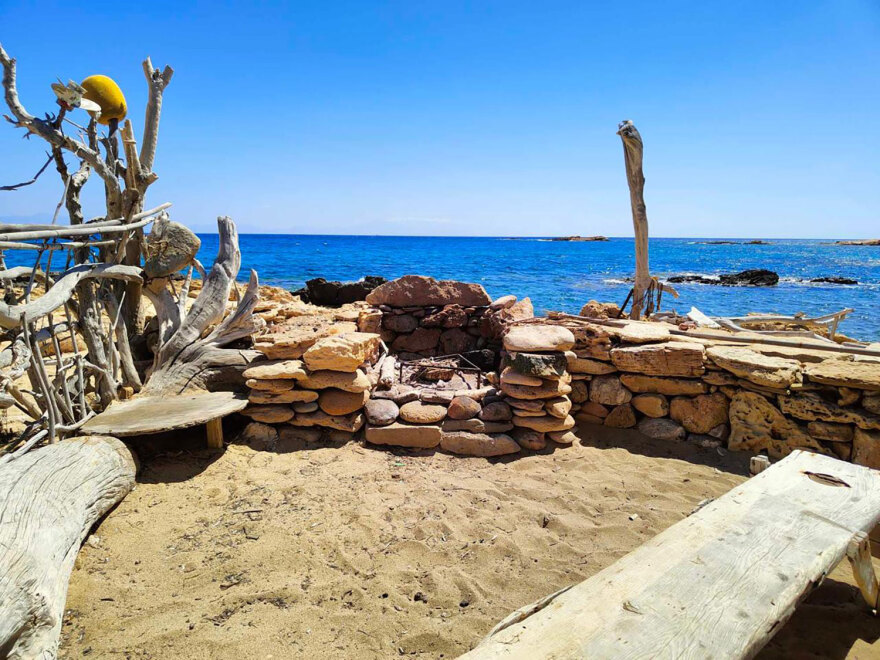 Οι «Survivors» της Γαύδου: Έφτασαν τα ειδοποιητήρια κατεδάφισης για τα δεντρόσπιτά τους