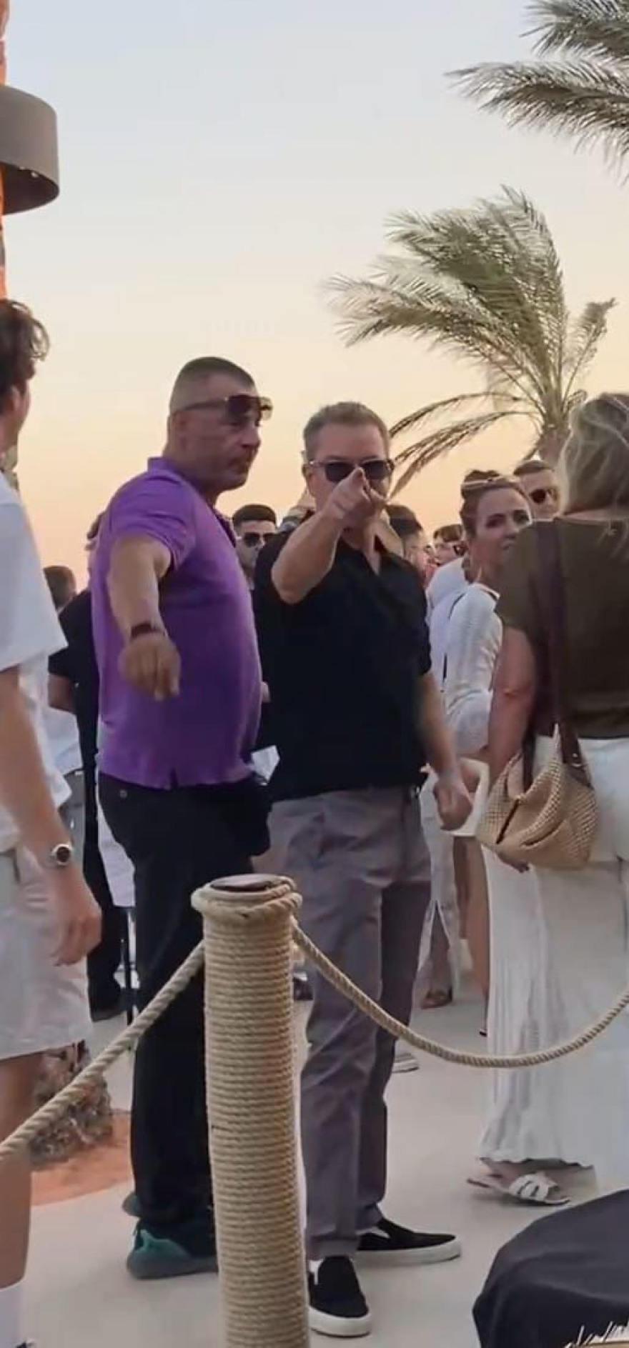 Δείτε βίντεο: Η εκκένωση των beach bar στη Μύκονο μετά το email για βόμβα