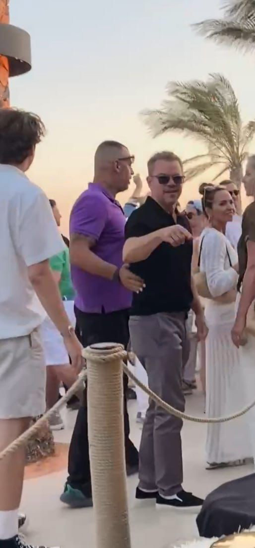 Δείτε βίντεο: Η εκκένωση των beach bar στη Μύκονο μετά το email για βόμβα