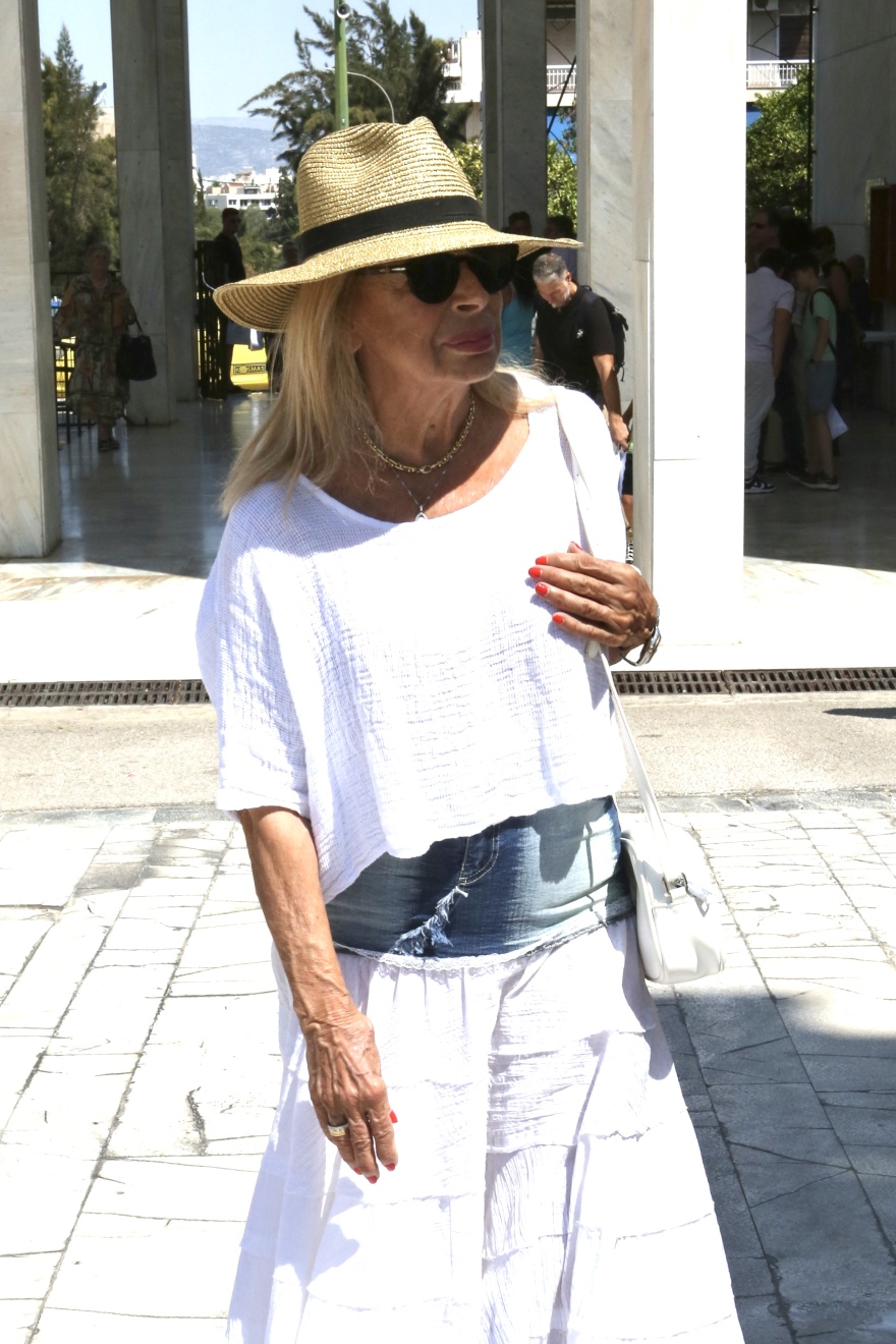 Τόλης Βοσκόπουλος: Με ένα κόκκινο τριαντάφυλλο στο χέρι η Άντζελα Γκερέκου στο μνημόσυνό του - Στο πλευρό της η κόρη της 