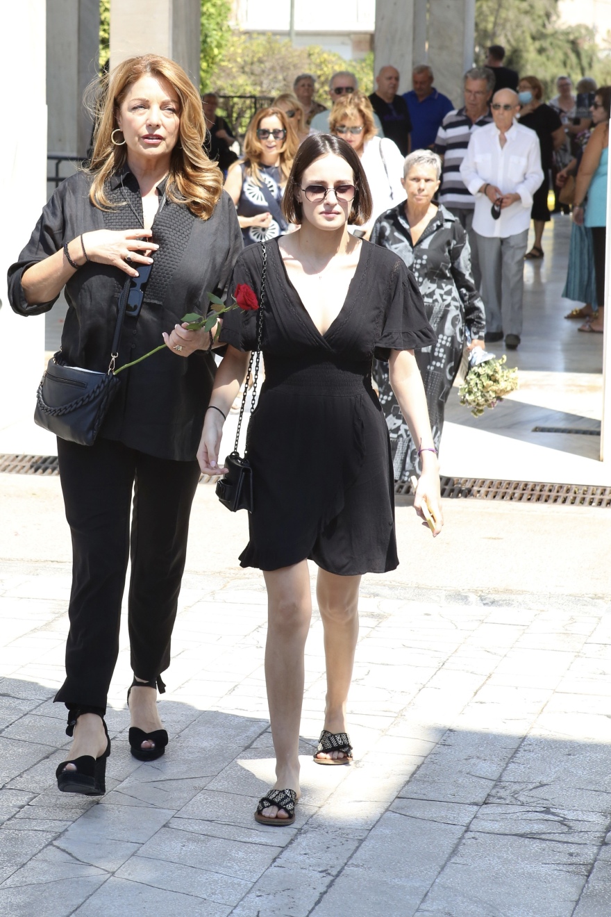 Τόλης Βοσκόπουλος: Με ένα κόκκινο τριαντάφυλλο στο χέρι η Άντζελα Γκερέκου στο μνημόσυνό του - Στο πλευρό της η κόρη της 