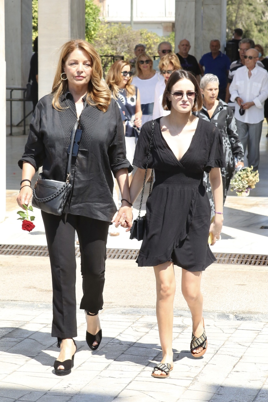 Τόλης Βοσκόπουλος: Με ένα κόκκινο τριαντάφυλλο στο χέρι η Άντζελα Γκερέκου στο μνημόσυνό του - Στο πλευρό της η κόρη της 