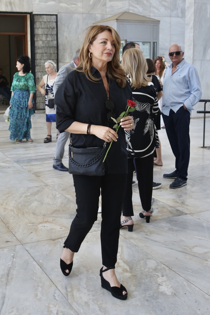 Τόλης Βοσκόπουλος: Με ένα κόκκινο τριαντάφυλλο στο χέρι η Άντζελα Γκερέκου στο μνημόσυνό του - Στο πλευρό της η κόρη της 