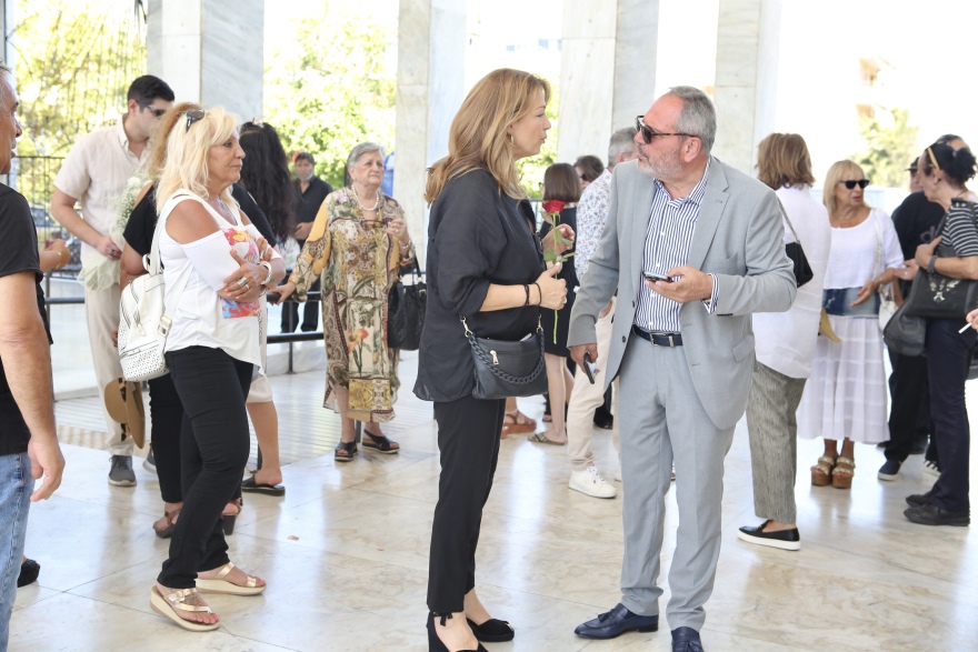 Τόλης Βοσκόπουλος: Με ένα κόκκινο τριαντάφυλλο στο χέρι η Άντζελα Γκερέκου στο μνημόσυνό του - Στο πλευρό της η κόρη της 