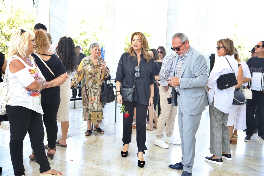 Τόλης Βοσκόπουλος: Με ένα κόκκινο τριαντάφυλλο στο χέρι η Άντζελα Γκερέκου στο μνημόσυνό του - Στο πλευρό της η κόρη της 