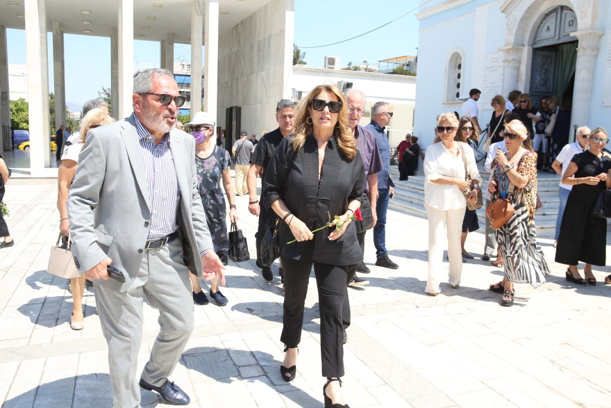 Τόλης Βοσκόπουλος: Με ένα κόκκινο τριαντάφυλλο στο χέρι η Άντζελα Γκερέκου στο μνημόσυνό του - Στο πλευρό της η κόρη της 