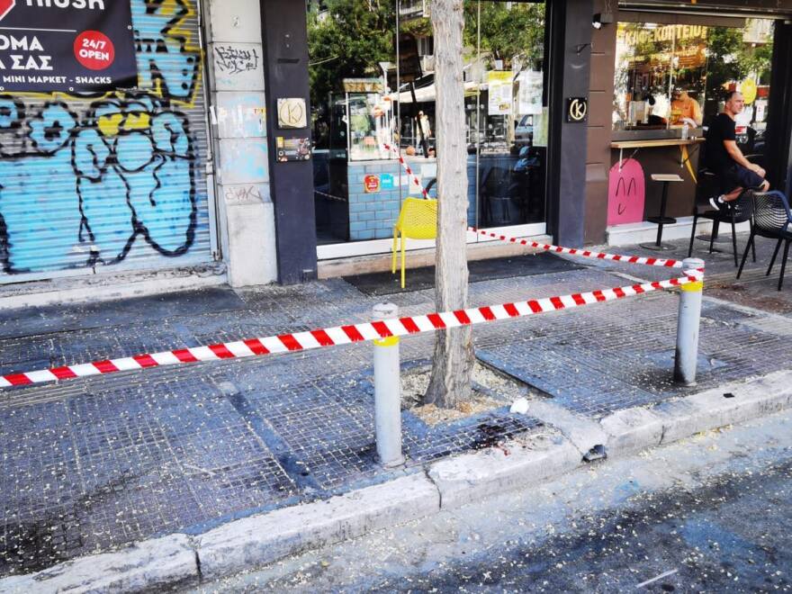 Αιματηρό επεισόδιο στην πλατεία Βικτωρίας – Ο πεθερός έβγαλε όπλο και χτύπησε με τη λαβή στο κεφάλι τον γαμπρό