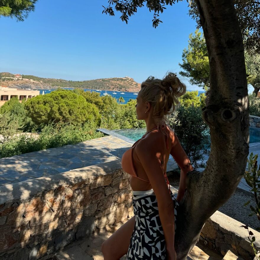 Βίκυ Κάβουρα: Τα καλοκαιρινά στιγμιότυπα λίγο καιρό μετά τη γέννηση της κόρης της 