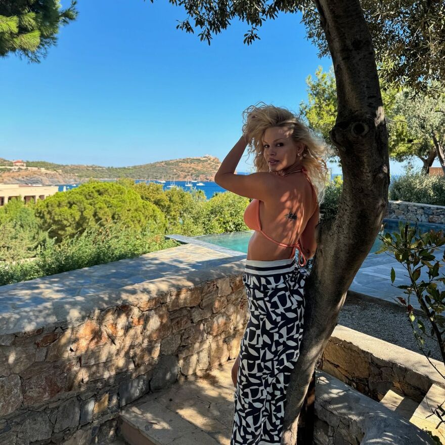 Βίκυ Κάβουρα: Τα καλοκαιρινά στιγμιότυπα λίγο καιρό μετά τη γέννηση της κόρης της 