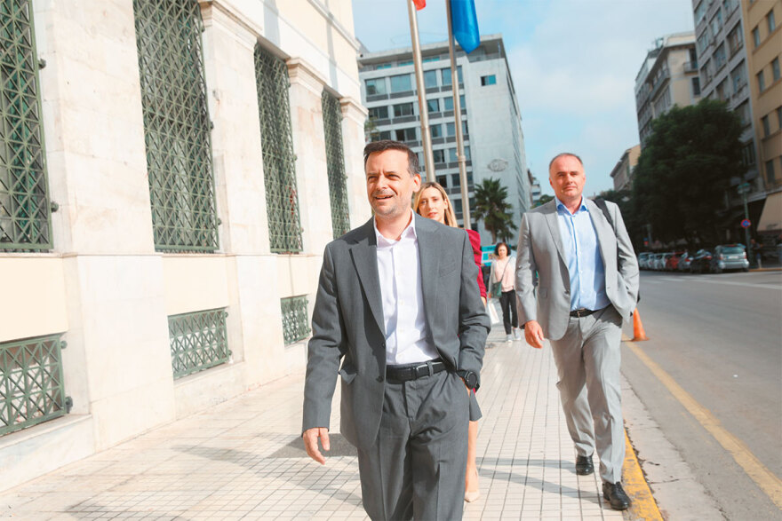 Εκλογές στο ΠΑΣΟΚ: Η Άννα Διαμαντοπούλου από δεξιά και ο Χάρης Δούκας από αριστερά ανακατεύουν την τράπουλα