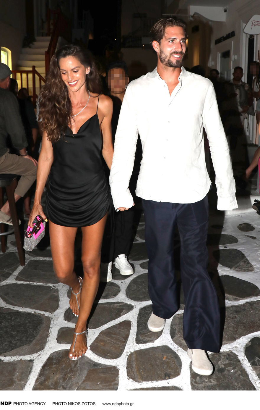 Iζαμπέλ Γκουλάρτ: Τα φιλιά με τον Κέβιν Τραπ στη Μύκονο και τα παιχνίδια με το νερό