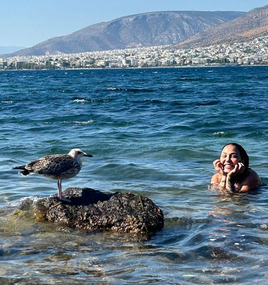 Πηνελόπη Αναστασοπούλου: Απολαμβάνει τις βουτιές της στη θάλασσα δίπλα σε έναν γλάρο