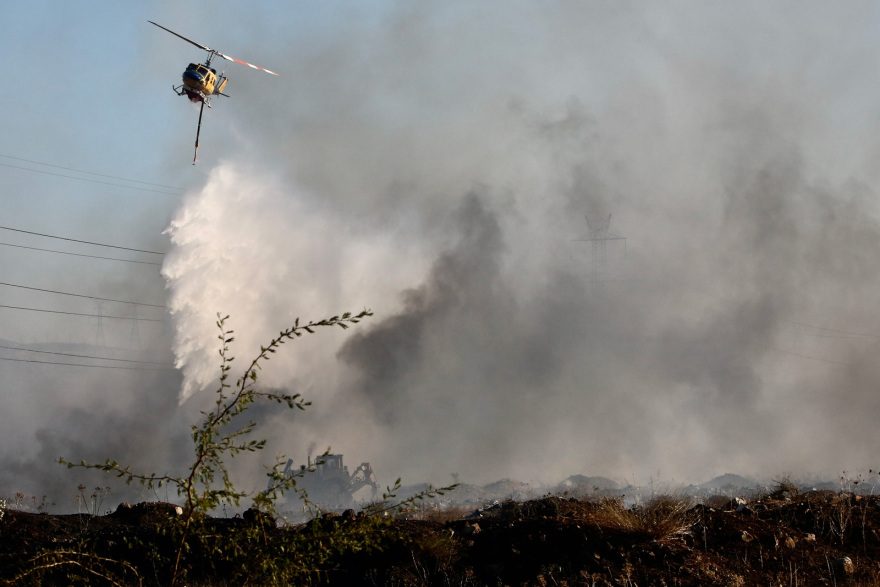 Υπό μερικό έλεγχο η πυρκαγιά σε χαμηλή βλάστηση στον Ασπρόπυργο 