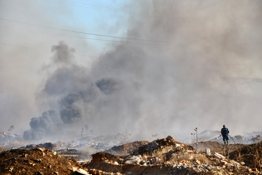 Υπό μερικό έλεγχο η πυρκαγιά σε χαμηλή βλάστηση στον Ασπρόπυργο 