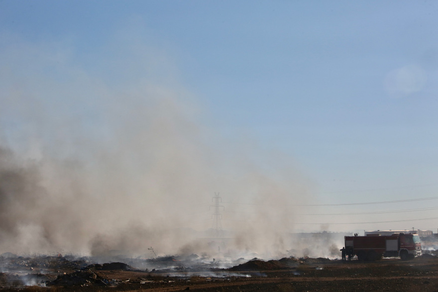 Υπό μερικό έλεγχο η πυρκαγιά σε χαμηλή βλάστηση στον Ασπρόπυργο 