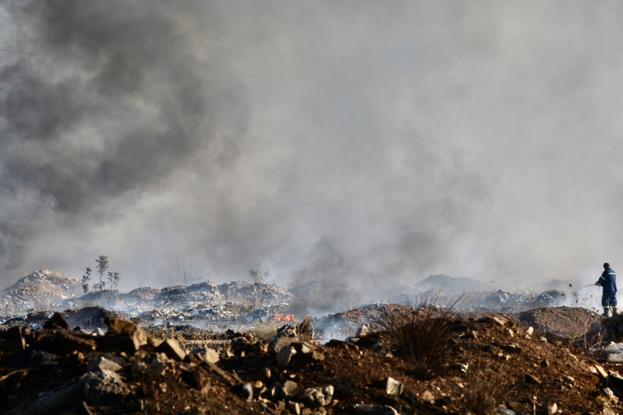 Υπό μερικό έλεγχο η πυρκαγιά σε χαμηλή βλάστηση στον Ασπρόπυργο 
