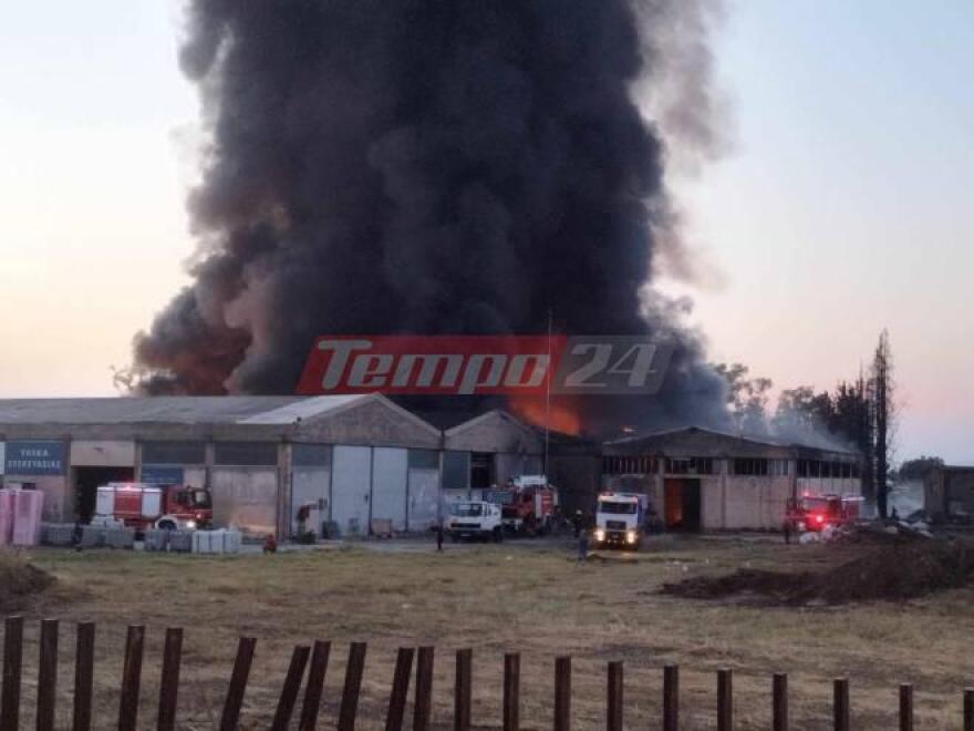 Περιορίστηκε η φωτιά στο εργοστάσιο στην Αχαΐα - Ισχυρές δυνάμεις της Πυροσβεστικής στο σημείο