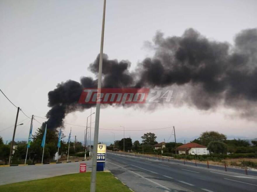 Περιορίστηκε η φωτιά στο εργοστάσιο στην Αχαΐα - Ισχυρές δυνάμεις της Πυροσβεστικής στο σημείο