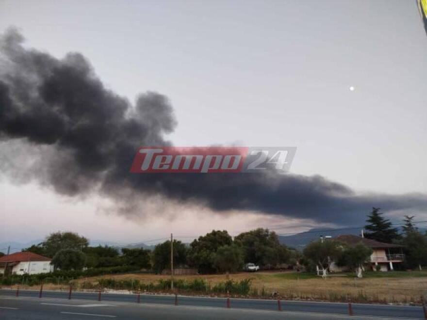 Περιορίστηκε η φωτιά στο εργοστάσιο στην Αχαΐα - Ισχυρές δυνάμεις της Πυροσβεστικής στο σημείο