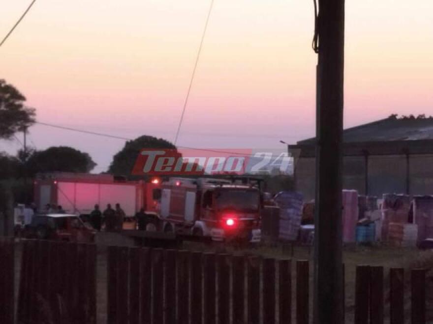 Περιορίστηκε η φωτιά στο εργοστάσιο στην Αχαΐα - Ισχυρές δυνάμεις της Πυροσβεστικής στο σημείο