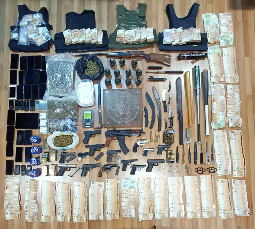 Βίντεο ντοκουμέντα από την δράση της συμμορίας που μετείχαν οπαδοί - Έβαζαν φωτιά και έσπαγαν καταστήματα για εκβιασμούς