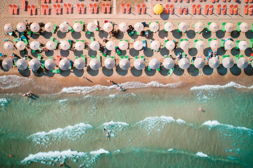 Ακριβή μου MyCoast: 220 ευρώ η πρώτη ξαπλώστρα κύμα στην Αττική