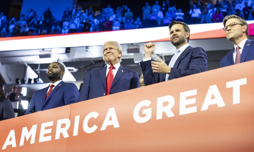 Ντόναλντ Τραμπ: Με επίδεσμο στο αυτί και υψωμένη γροθιά η πρώτη δημόσια εμφάνιση μετά την απόπειρα δολοφονίας